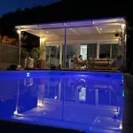 Semesterbostad House On The River *