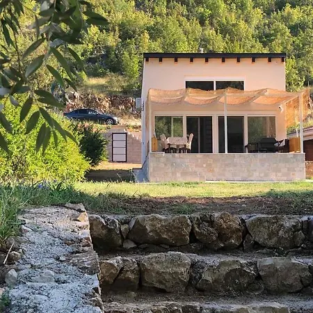 Nyaraló House On The River