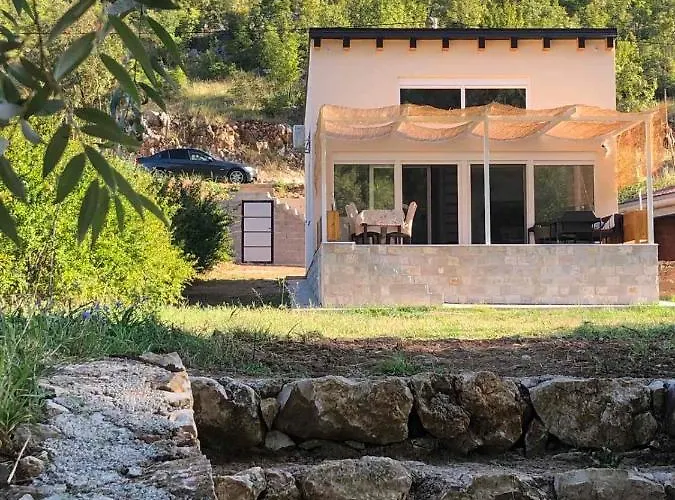 Nyaraló House On The River