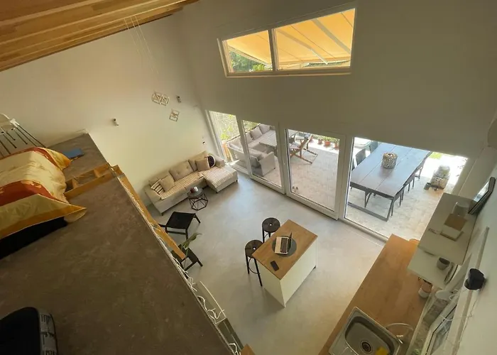 Nyaraló House On The River *