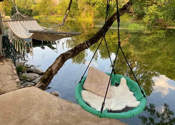 Nyaraló House On The River *