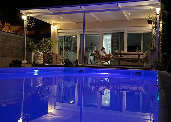 Nyaraló House On The River *